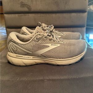 Brooks Women’s Light Gray Athletic Shoes size 9.5